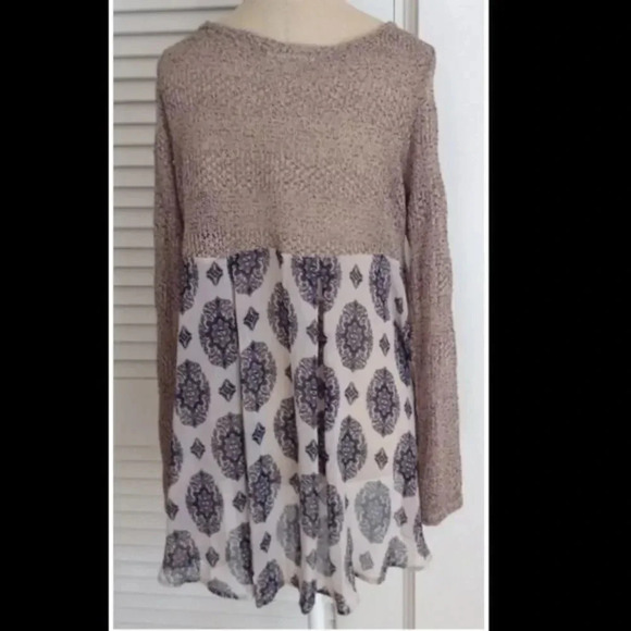 Le‎ Lis Chiffon Shirttail Sweater Semi Sheer back Size Medium NWOT​​​ - Picture 2 of 3